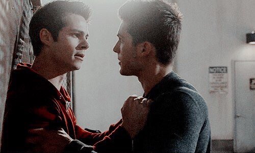 gdryouri's tweet photo. what you don't understand
is I'd catch a grenade for you
throw my hand on the blade for you https://t.co/YRX9s9LUf3
