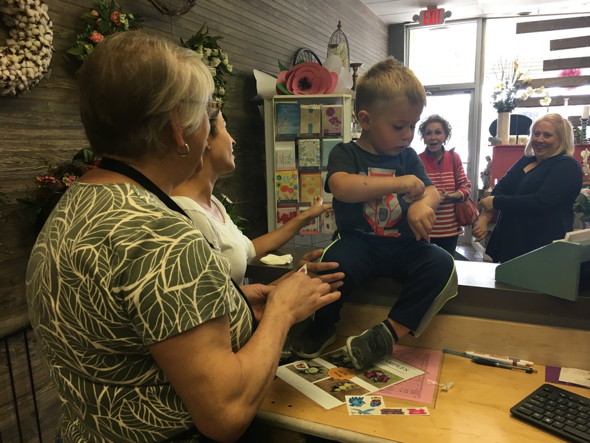 Paradise_Floral's tweet photo. There's always time for a tattoo break! #familyowned #keepitlocalcle #tattootime https://t.co/OE1pQCgjPF