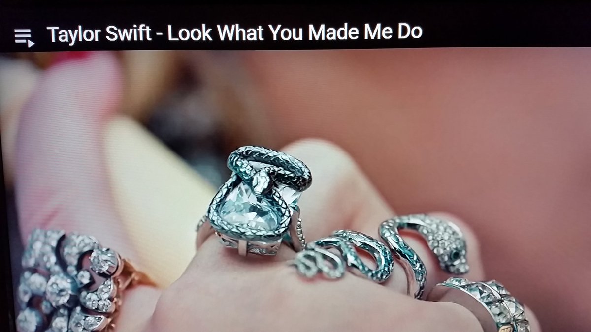 MLorrox's tweet photo. Whoa that infinity shaped snake ring @taylorswift13 is wearing sure looks a lot like an #InfiniteVampire artifact, wouldn't you say? 😉 https://t.co/sTMmVWqHQ6