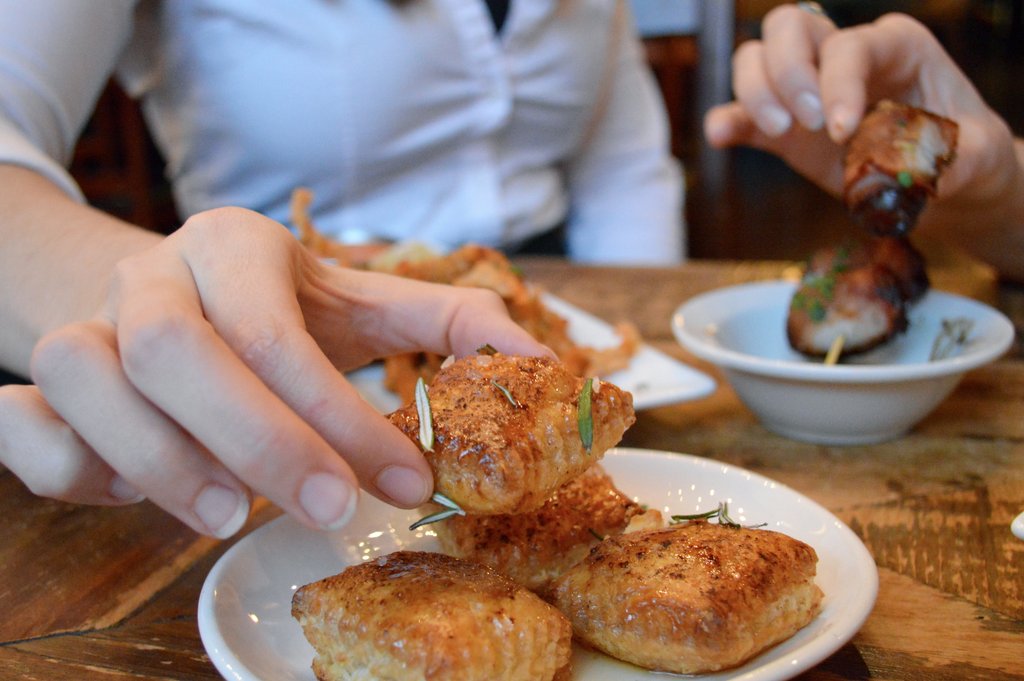 cicchettibar's tweet photo. Happy Hour happiness... from 4-6pm and from 9pm-close! #yyjeats #catalano #vancouverisland https://t.co/8gVI17ilGz