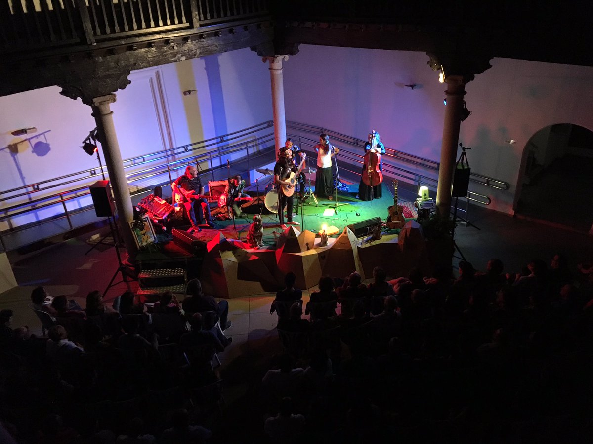 carmelolopezm's tweet photo. La magia se apodera de la Posada del Rosario de #Albacete

El mago @HenryClacowsky está en el escenario. https://t.co/1o1VAcfbHC