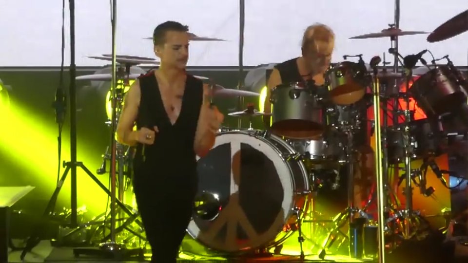 StargateACT's tweet image. #NewYork #musica #music #concerti #depechemode @depechemode #GlobalSpiritTour  #музыка #davegahan #magic #performer so #sexy #voice 🌻 ph. me