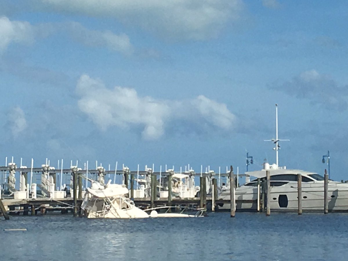 MMillaire_MM's tweet photo. C'est ça que sa fait une marée de tempête #irma #OuraganIRMA #beaubateau #mm https://t.co/j6xxOoIx19