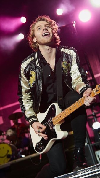 bbylonluke's tweet image. same boy
same guitar 
same dream