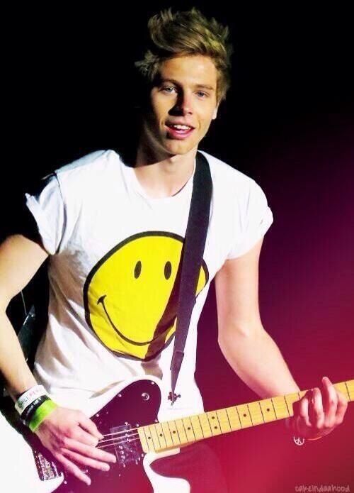 bbylonluke's tweet image. same boy
same guitar 
same dream