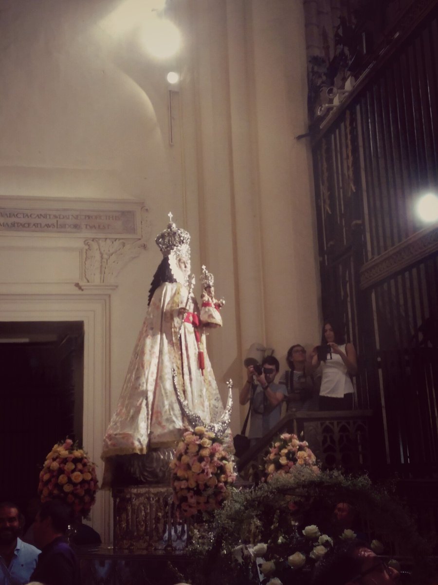 pedroalohi's tweet photo. Noche previa de la Romería, los Murcianos despiden a #LaMorenica en la Catedral de Murcia. https://t.co/oMlQyZRGiz