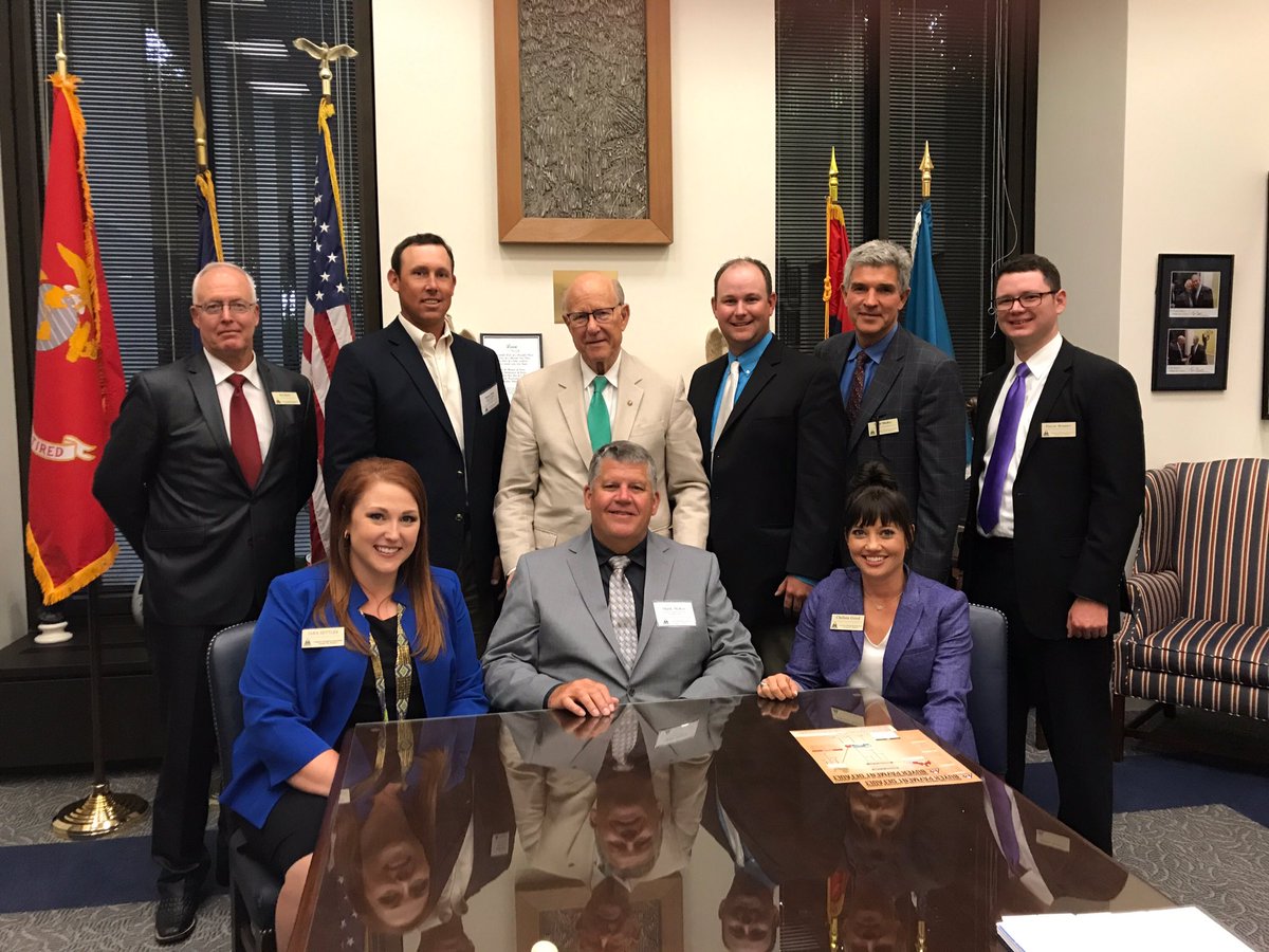 bdpeak's tweet photo. Great opportunity to meet today with @SenPatRoberts to discuss topics that can tremendously help our great livestock industry!  #lmaflyin17 https://t.co/xntSQpzI5q