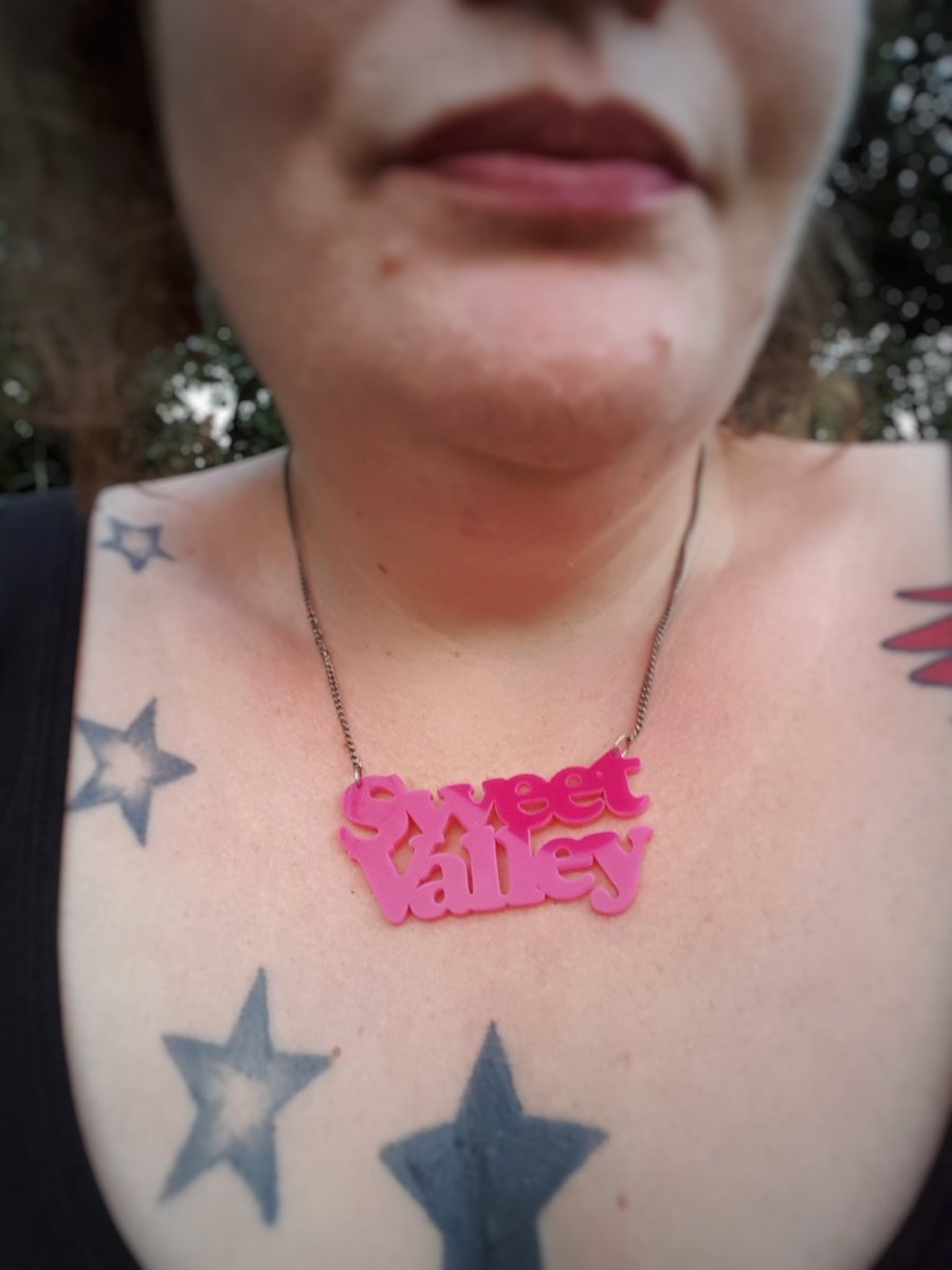 Roseyonaboat's tweet photo. @SweetValley_ @kaaauthor @MichaelGrantBks @devilselbowpod This is all amazing. I had no idea you guys wrote SVT! And some of the best ones! 

Also, I'm wearing this necklace today. #NoOneElseGetsIt https://t.co/bUc9RydguA