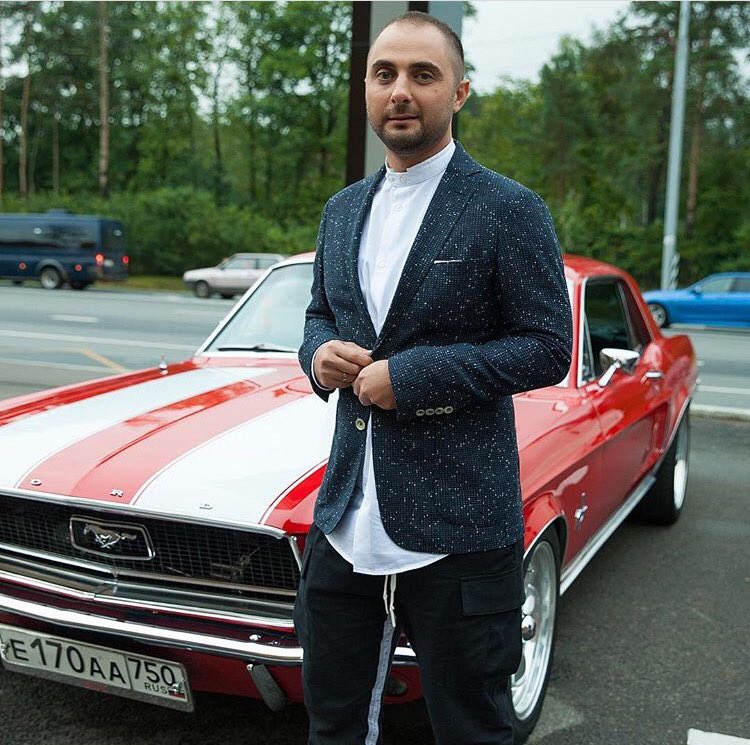часов адреса какие машины у резидентов камеди клаб фото приносящий дом счастье