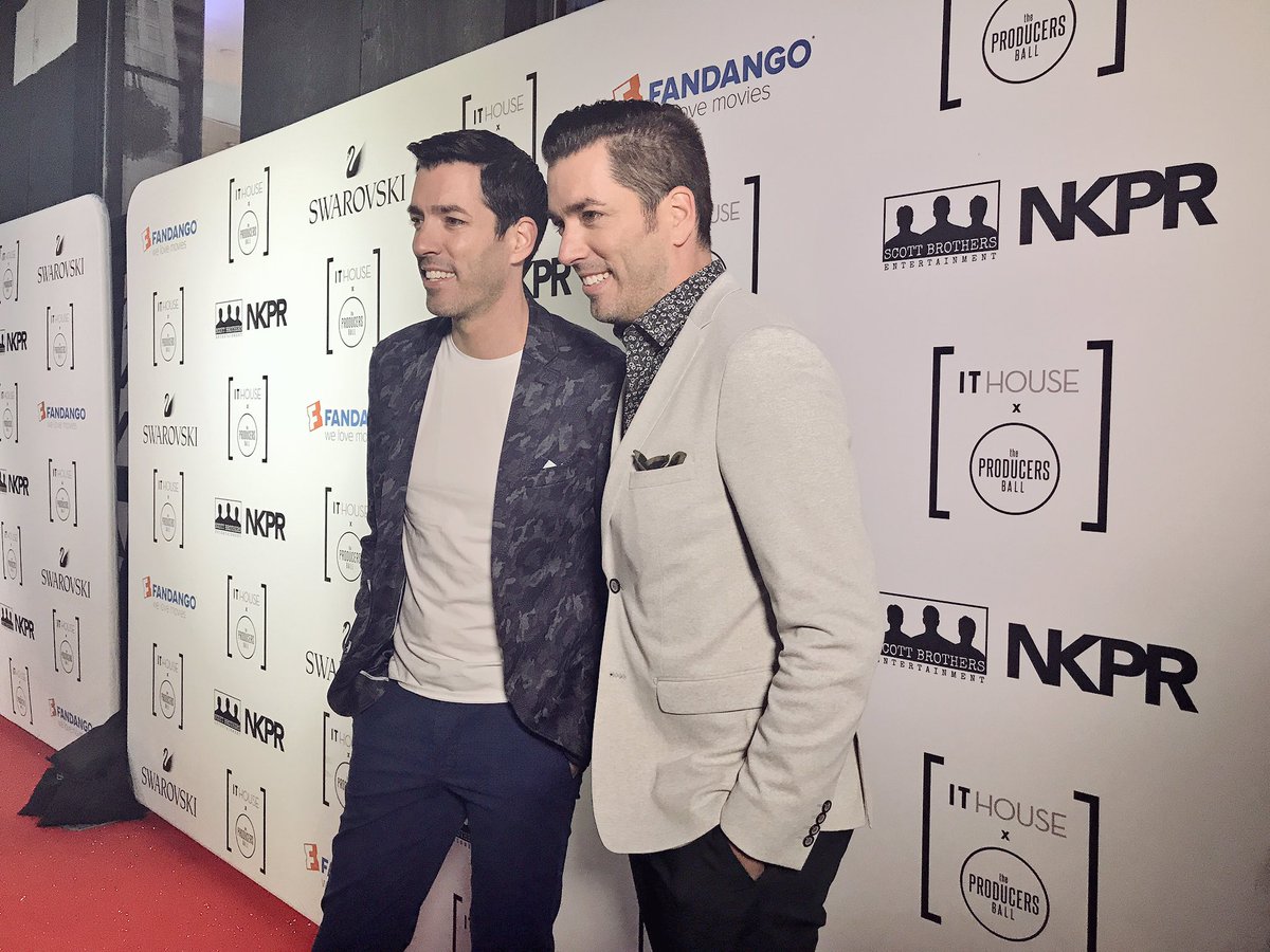 ProducersBall's tweet photo. Was great having Charles Tremayne from @Cineflix chatting with @natashankpr today at the IT House x Producers Ball about #PropertyBrothers! https://t.co/jUt8PyJAmh