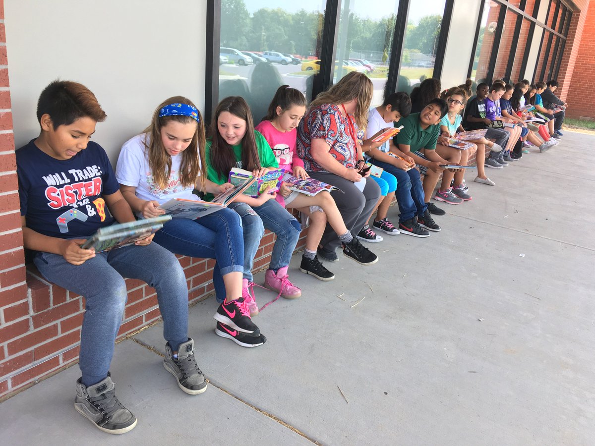 First Adventure Mobile visit!  The students were very excited and eager to read their new finds!  #jardine501