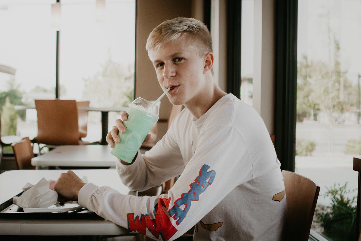 SchmoganLogan's tweet photo. Senior Pics https://t.co/luxHxqBSir