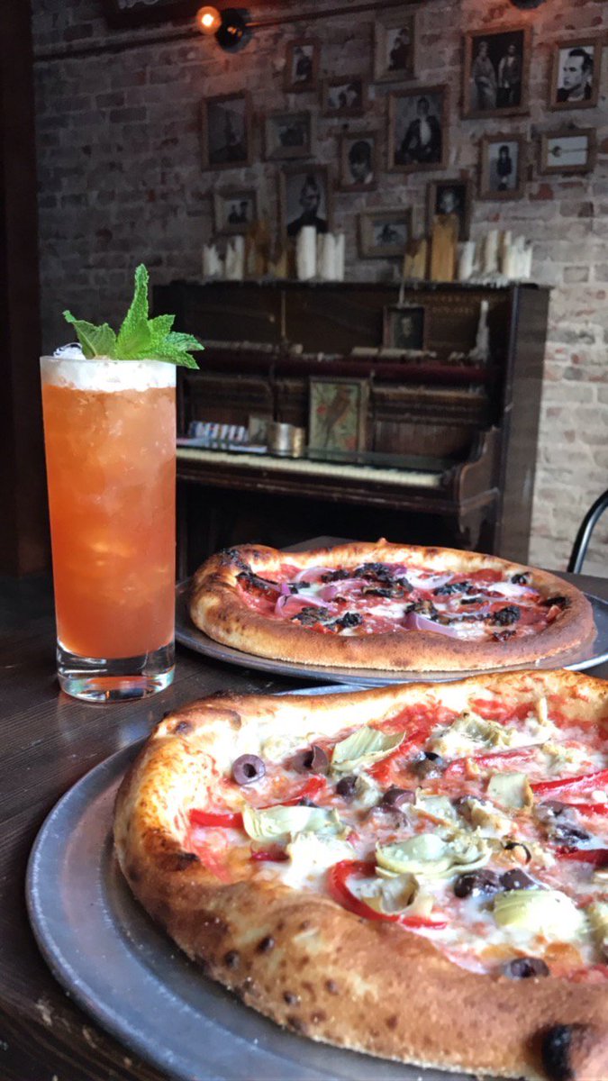 Cocktails, pizza and good vibes. What else can you ask for? We also have happy hour from mon-fri 4-7pm. #FRESH