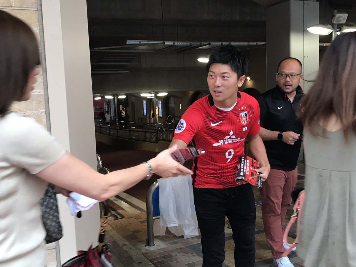 REDSOFFICIAL's tweet photo. 【浦和駅にて試合告知】
9/13(水)、ACL準々決勝第2戦 川崎戦(埼玉スタジアム・19:30)武藤、宇賀神も参加。総力を結集して逆転勝利を掴み取りしましょう！
総力結集デー→https://t.co/wEf5yIPMlf
#urawareds #浦和レッズ #acl2017 https://t.co/CW1e02y5iy