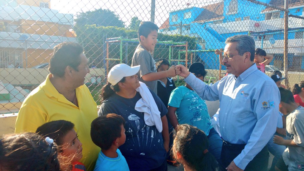 irapuatogob's tweet photo. @GMoralesMoncada Srio @SedeshuGto, @Ortiz_Irapuato y @XavierAlcntara1 en arranque de obra de Parque Vecinal e Inauguración de #PintaVertical https://t.co/YJRdhOYmYG