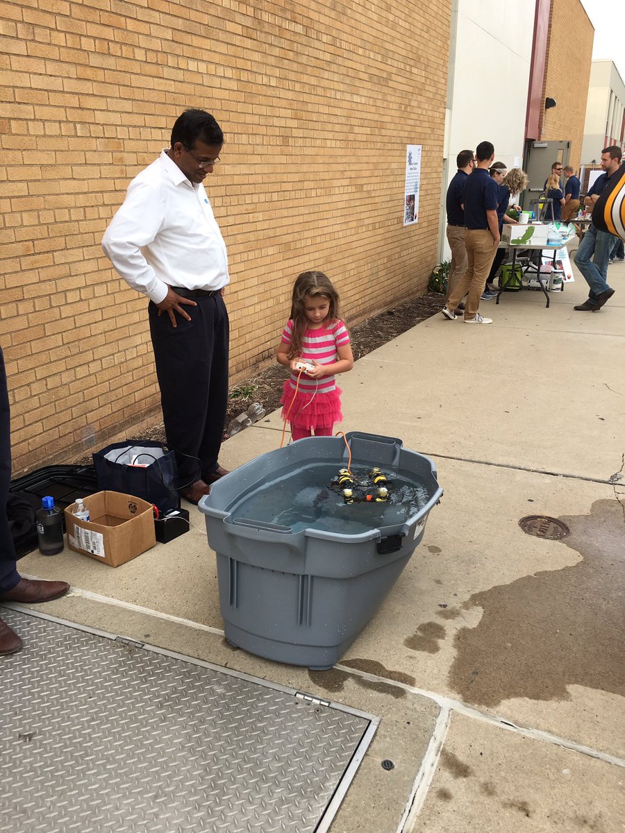NavalNuclearLab's tweet photo. NNL's 2017 Leadership Class participants sharing their passion for science with over 100 students at @PropelSchools. https://t.co/qi7h2ex47n