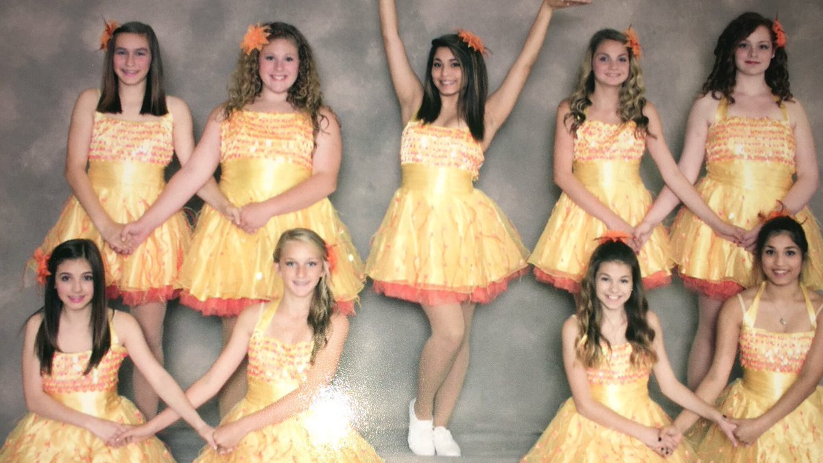 LajkoDanielle's tweet photo. never forget the big bird costumes๐๐ญ๐ #dancefx #lisa @BassBella @hicks_gabby @franmannarino @haileyhudson__ https://t.co/ZwDOvwMLoU