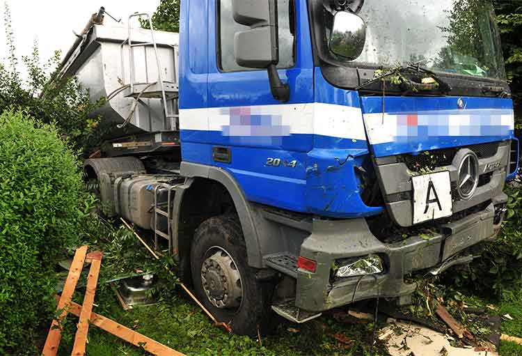 Muldenkipper im Kleingarten: Bergung am Dienstag - Behinderungen möglich
#Korbach #112magazin

Fotos u. Infos unter 110-ne.ws/rvb