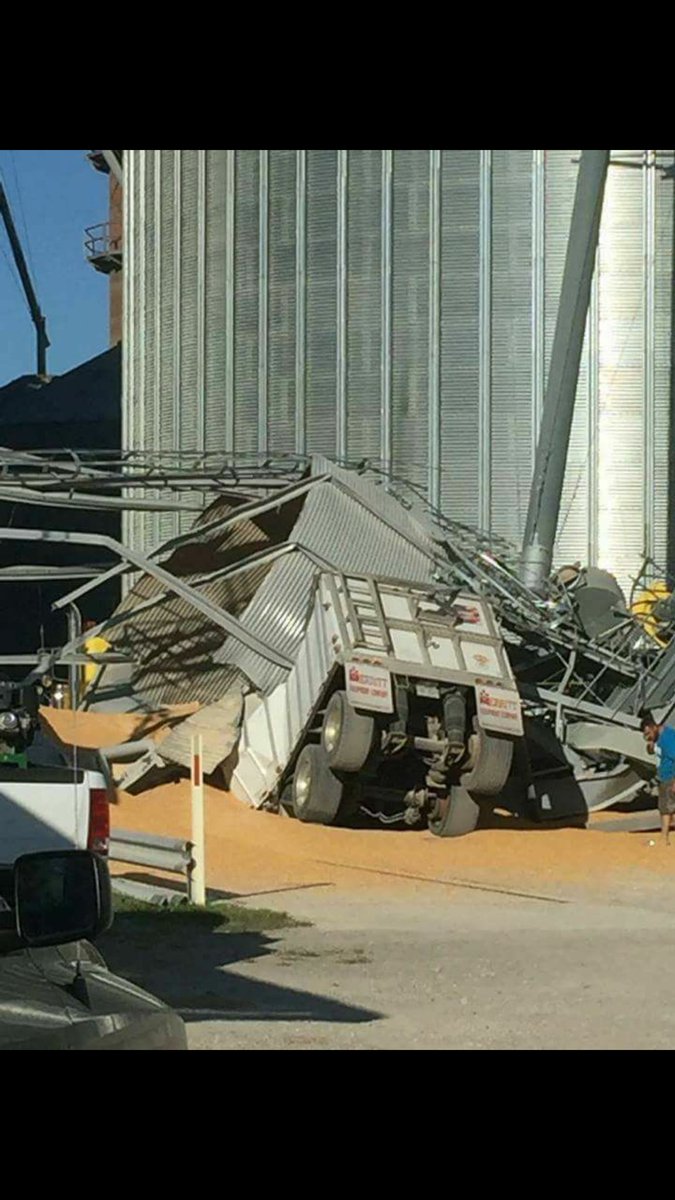 CoryRitter's tweet photo. Raymond IL, holding bin recently put up, driver was closing hopper when bin collapsed, 7 broken ribs and bunch of bruises. https://t.co/ePBsqEzlp5