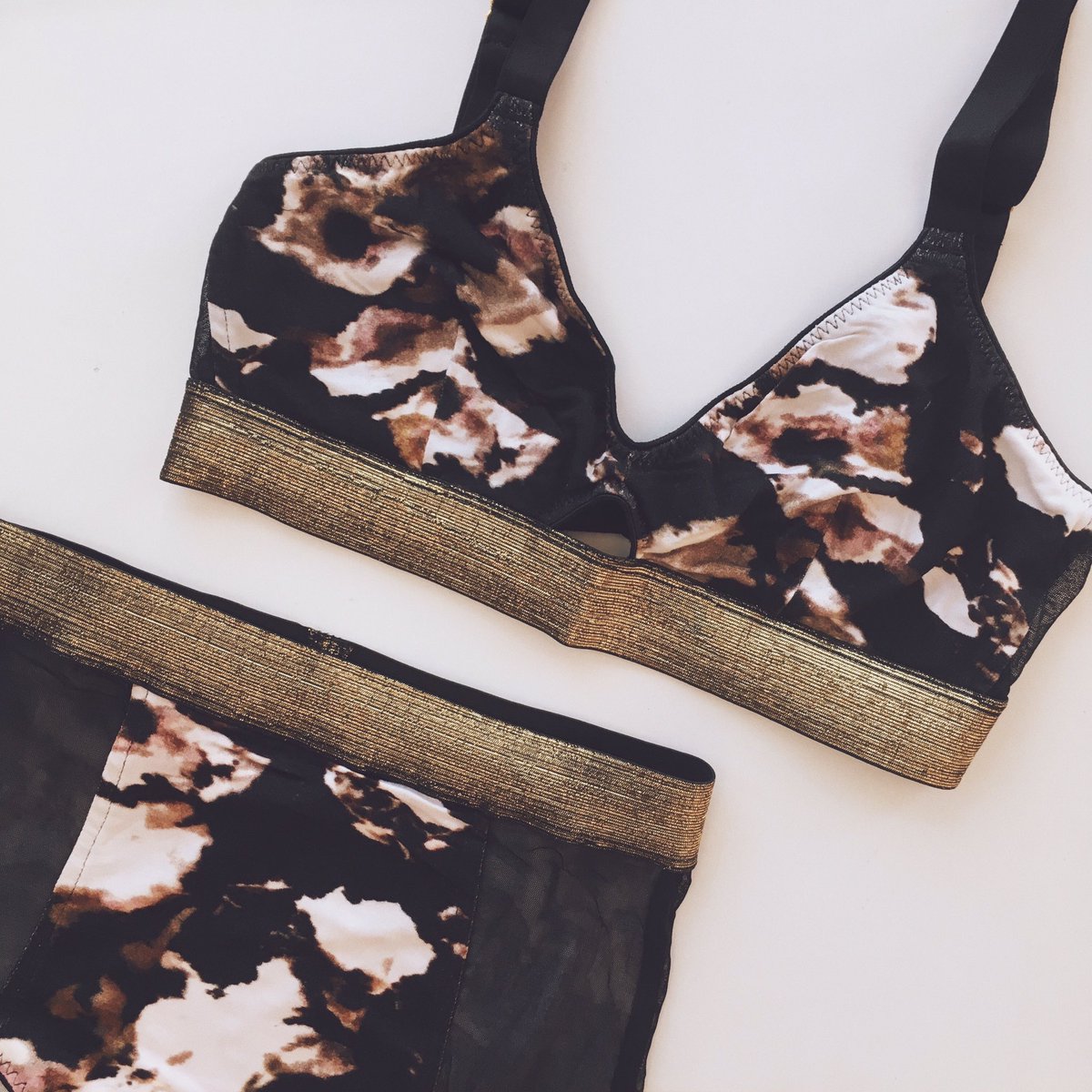 Brand new #bralette &amp; brief arrival, LANA shimmering golden waistbands ⚡️⚡️
Shop: findingrosie.com/collections/ne…