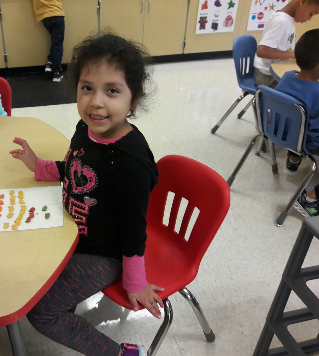 MrsBiteng114's tweet image. Math sure was yummy today! #TriangleKinders #CountingGoldfish #SortingColors