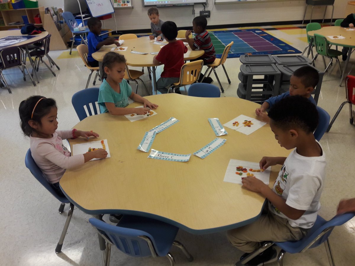 MrsBiteng114's tweet image. Math sure was yummy today! #TriangleKinders #CountingGoldfish #SortingColors