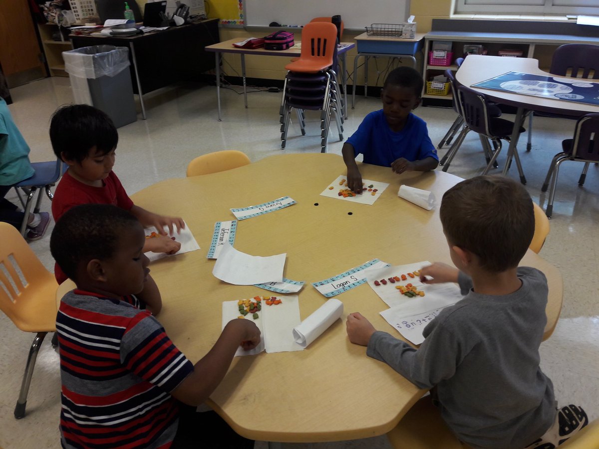 MrsBiteng114's tweet image. Math sure was yummy today! #TriangleKinders #CountingGoldfish #SortingColors