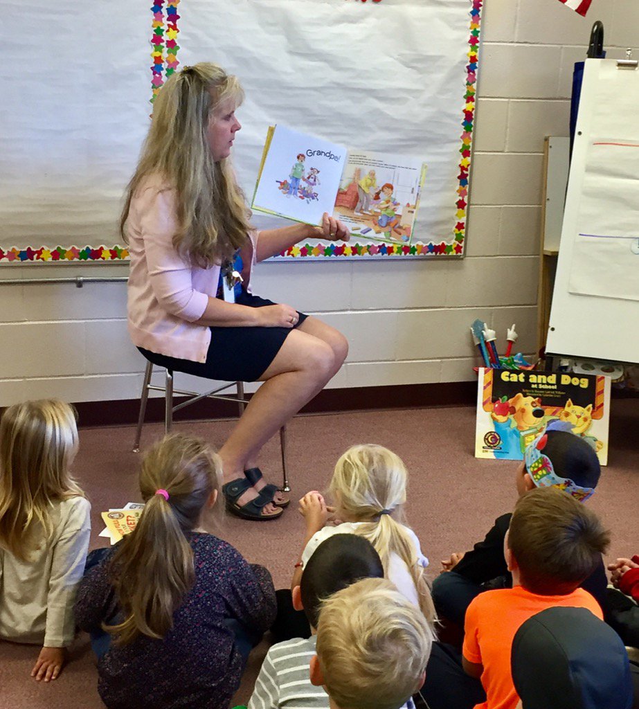 rita_devery's tweet photo. Mrs. Humphrey popped into  the Knapp Kindergarteners classroom to help them learn about filling their buckets. #SDMA https://t.co/wMCw5TmBMA