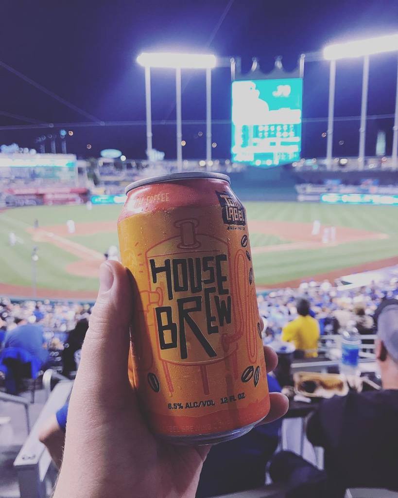 huntalesley's tweet photo. Diamond Club selling @tornlabelkc like a boss. #tornlabelkc #raisedroyal #housebrew #🍺⚾️ https://t.co/EoZUm87Z02
