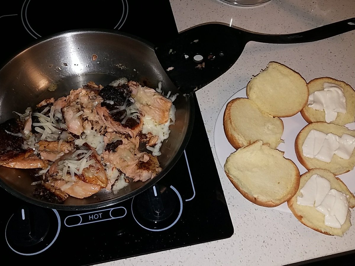 206sawadap's tweet photo. #salmonslidersfordinner https://t.co/ZQoIko1ift