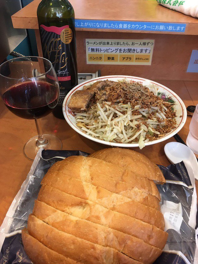 【画像あり】二郎系ラーメン屋にワインとフランスパンを持ち込む奴が現れるｗｗｗｗｗｗ ift.tt/2h0KvpU