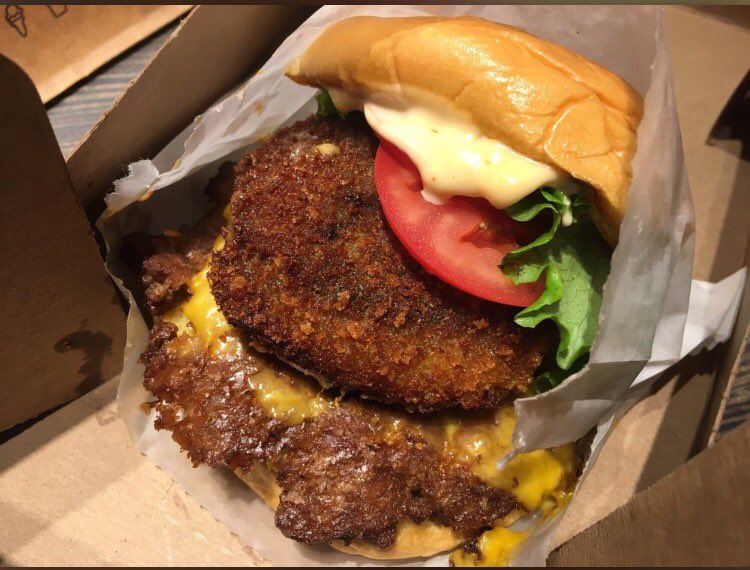 TiffanyDun's tweet photo. The perfect #moment when #hungry meets what you need to satisfy it. #burger #nom @flyLAXairport #domesticdeparture @shakeshack #ilovefood https://t.co/V8Je6hGYsw