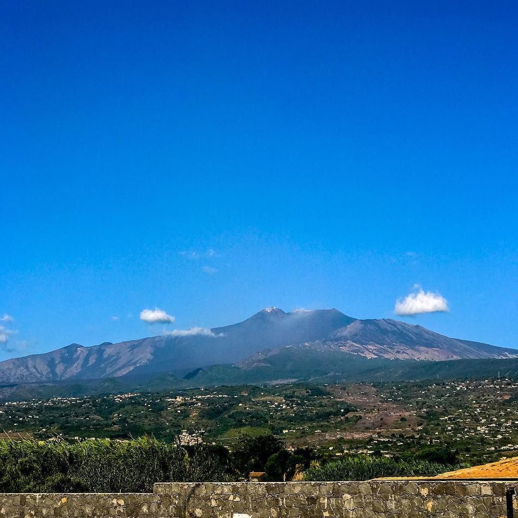 vladlet's tweet photo. #italy #sicily #etna #volcano #travel #view #landscape 🌋 https://t.co/Pq1Wa0SUPb https://t.co/Mll5W1G0VI
