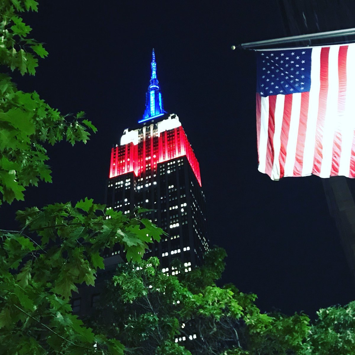 phillipzakas's tweet photo. NYC tonight. #newyork #empirestatebuilding #AboutLastNight https://t.co/tD8iDsZiPw
