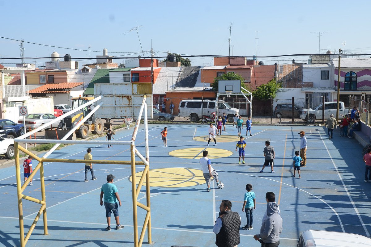 maricelaluna's tweet photo. Col. Los Príncipes luce diferente gracias a #PintaVertical de @SedeshuGto y en meses su #ParqueVecinal será espacio digno para las familias https://t.co/4yhZH5MDjX