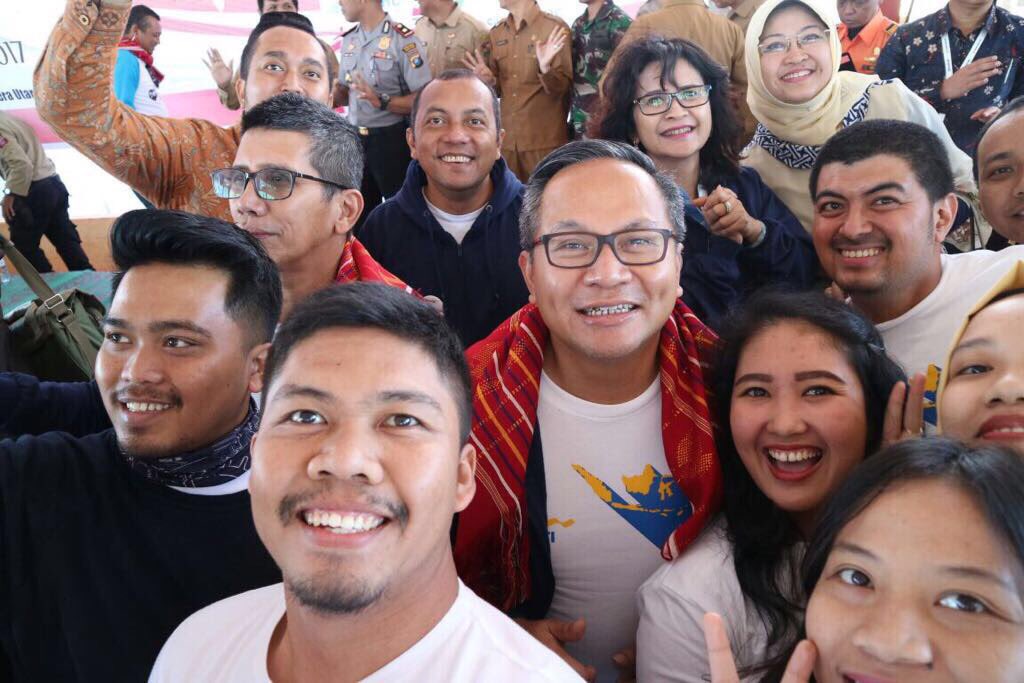 bankmandiri's tweet photo. Sahabat, @bankmandiri membawa spirit memakmurkan negeri melalui Mandirian Volunteer 'Mandirian Hadir Untuk Negeri', #WorkingAtMandiri https://t.co/6SYP4C0QHP