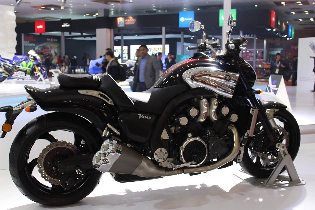 #YamahaVMAX enlists its power through the powerful 1679cc V4 engine & four bore fuel injection!
bit.ly/YamahaVMax