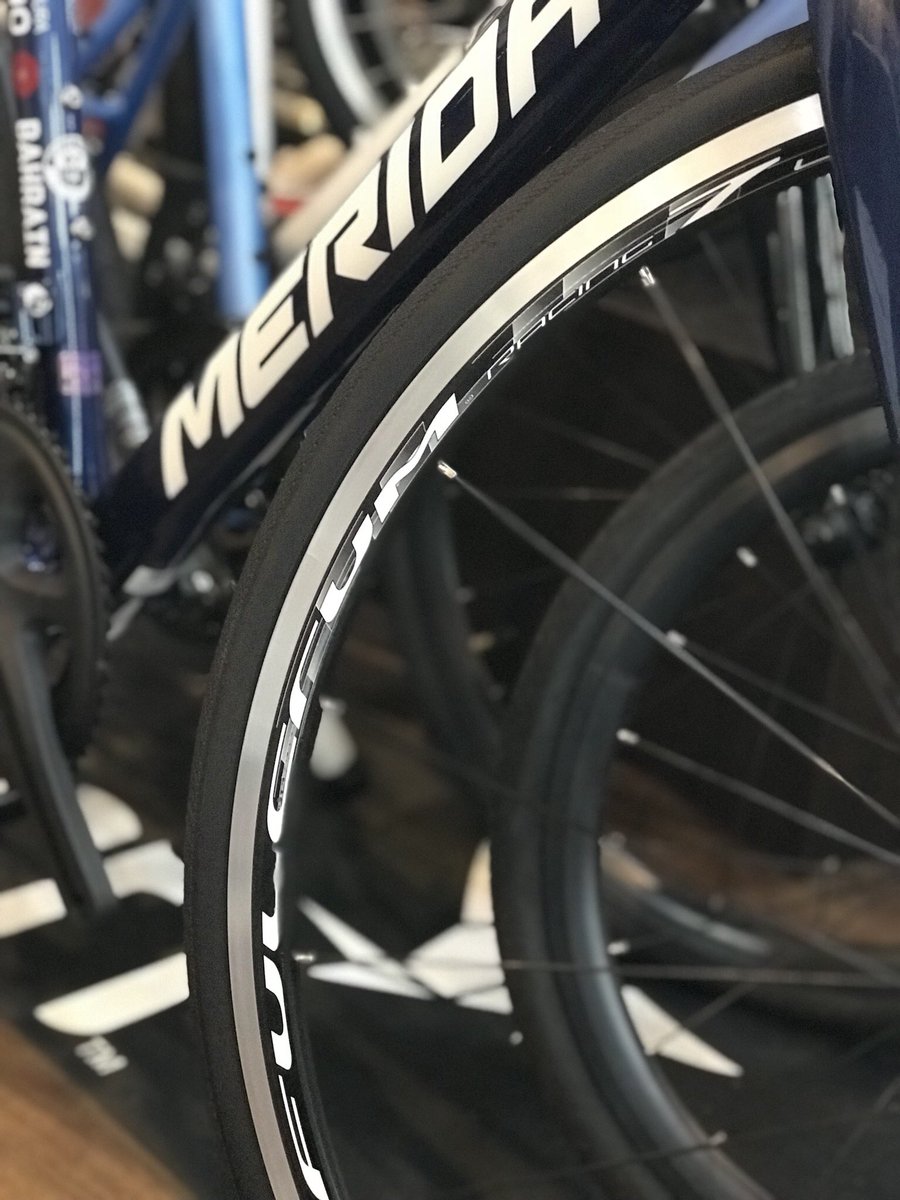 cspopeye's tweet photo. MERIDA SCULTURA 700 2018モデル入荷いたしました！人気のバーレーンメリダチームカラーです。
フル105(FDは新モデルFD-5810)、ホイールはRacing 7でこのプライス！！オススメの一台です。¥169,900+tax
#MERIDA https://t.co/4Oc4C7AHC1