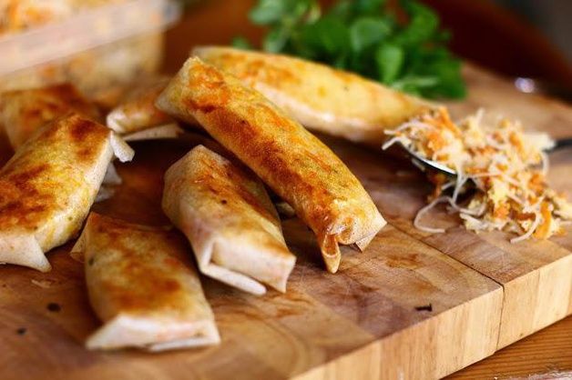 Recipay's tweet image. RECIPAY.COM - Nems au poulet, carottes, champignons et Etorki bit.ly/2vvBlc3