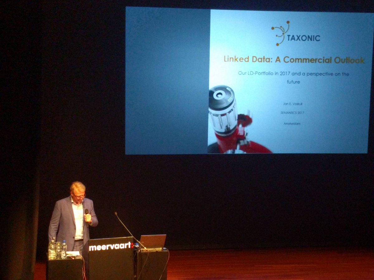 kalte2707's tweet image. Jan Voskuil of #taxonic presents: #linkeddata applied #semantics2017 #semanticsconf right now in the bluehall .... join in now....
