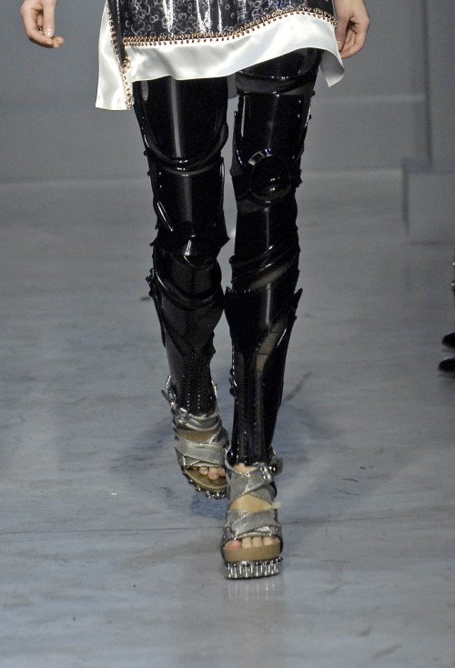compromiso Desde crucero yvo🫀 on Twitter: "how hot are these robot leggings from Balenciaga Spring  2007 https://t.co/WWeyQ4EJg4" / Twitter