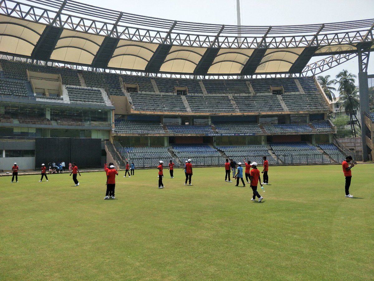 YesankarRajesh's tweet photo. Gadchiroli students @ Wankhede Stadium during Maharashtra darshan sahal. https://t.co/IJxk6EdnRC