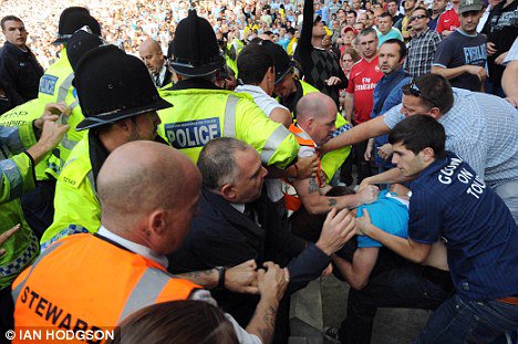 Awaydays23's tweet image. ON THIS DAY 2009: Emmanuel Adebayor ran the full pitch to celebrate in front of the Arsenal fans #MCFC #AFC