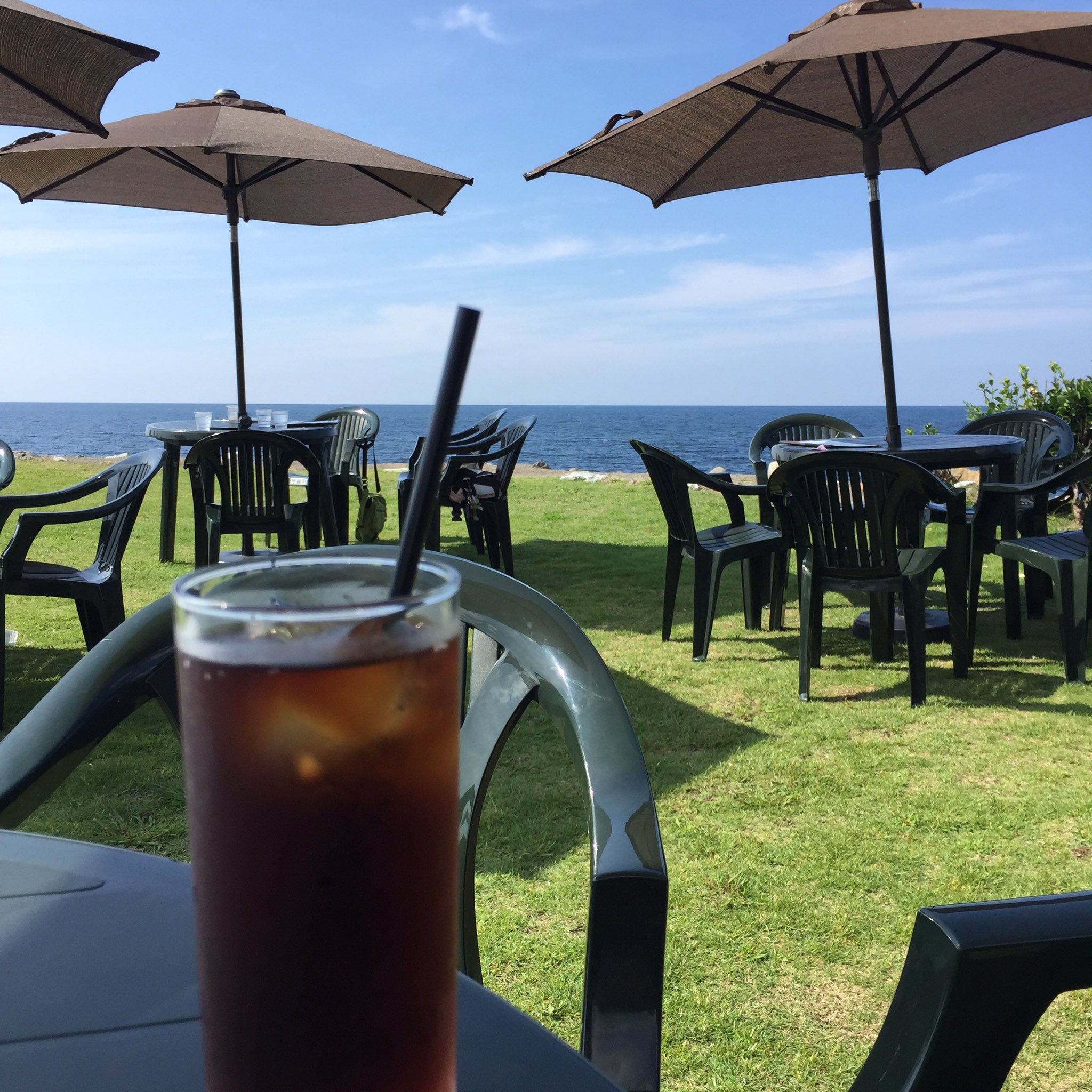 シン 福井市大丹生町の Cafe Mare カフェマーレ 昔 雑誌か何かで見かけて いつか行きたいと思っていたカフェ 店内の席からも海は見えるけど せっかくなので外の芝生の席に座ってみた 風が心地良くて この日は海が青かった 営業 10 00 日没