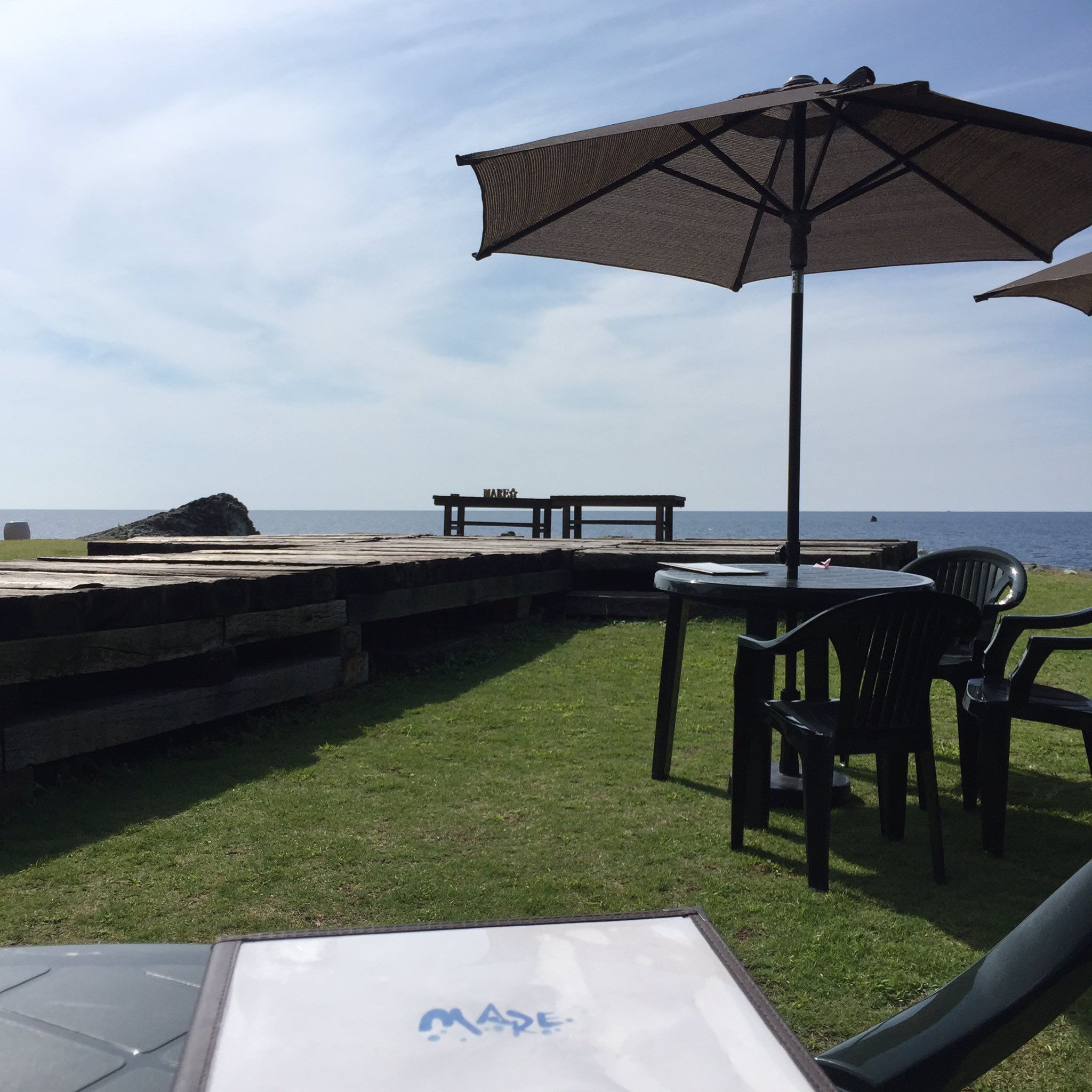 シン 福井市大丹生町の Cafe Mare カフェマーレ 昔 雑誌か何かで見かけて いつか行きたいと思っていたカフェ 店内の席からも海は見えるけど せっかくなので外の芝生の席に座ってみた 風が心地良くて この日は海が青かった 営業 10 00 日没