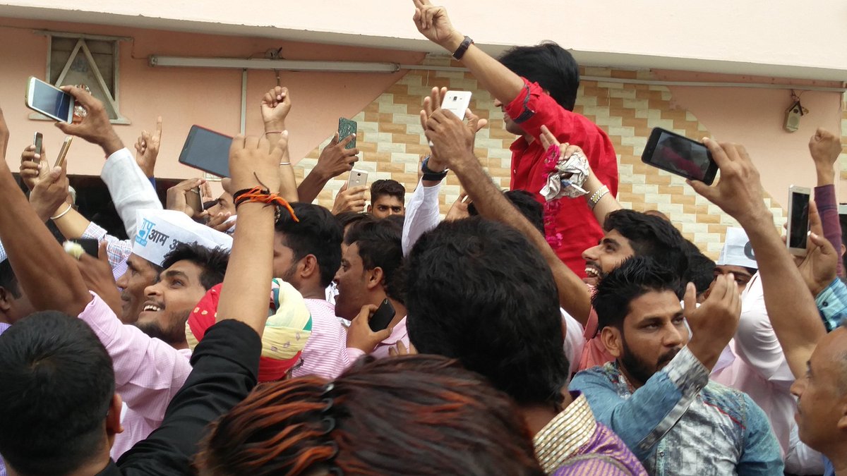 mecamitmishra's tweet photo. राजस्थान में आम आदमी पार्टी की जीत की नींव रखने वाले कुशल नेतृत्व के स्वामी @DrKumarVishwas जी को राजस्थान के कार्यकर्ताओं ने कंधे पर बिठाया https://t.co/PyIfbgiY5t