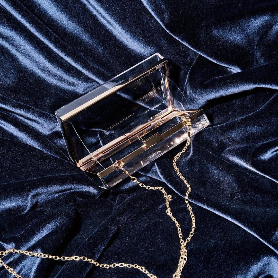 KikoMilanoIndia's tweet photo. Flawless day to night transition. The #MiniDivas Clutch- the makeup bag can be transformed into a luxurious and elegant evening clutch. https://t.co/6MV7juRj3i