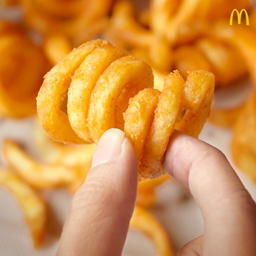 McDo_PH's tweet photo. RT if you’re craving for these crispy, golden curls of potato goodness! #MinsanLangTo, so get your Twister Fries before they’re gone! https://t.co/d9ELKpa5GW