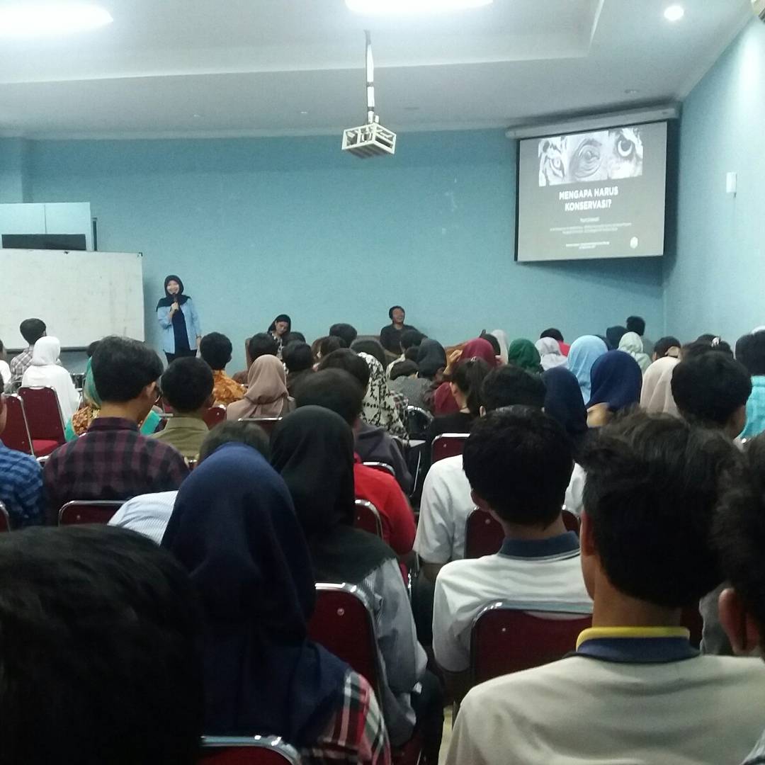 pdb2017's tweet photo. [LIVE REPORT]

Halo Keluarga Biologi FMIPA UI! 📣

Saat ini sedang berlangsung acara Seminar Alumni di BSM FMIPA UI mengenai Konservasi https://t.co/DDizRkhZLt
