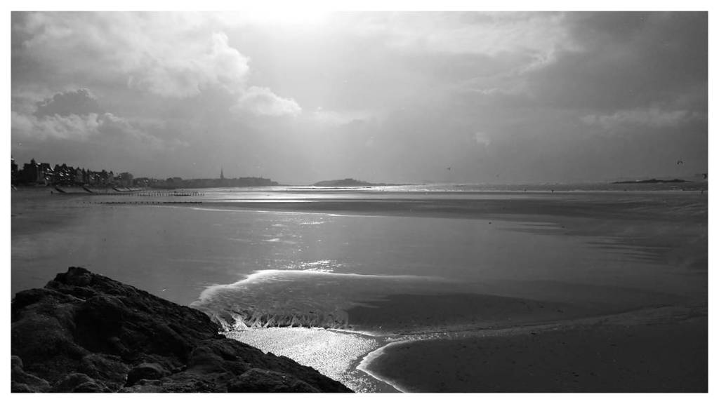 Dans les lumières de Saint-Malo

#saintmalo 
#lumieres
#blackandwhite 
#noiretblanc 
#landscape 
#bw
#bretagne
#il… ift.tt/2hiLpjD